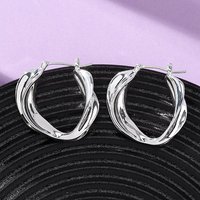 Boucles d'oreilles créoles en laiton torsadé avec des broches en acier inoxydable — Boucles d'oreilles créoles