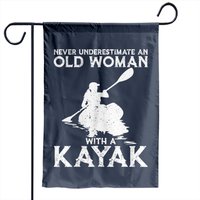 Drapeau de jardin Kayaking Never Underestimate An Old Woman With A Kayak — Drapeaux décoratifs