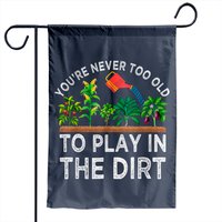 Vous n'êtes jamais trop vieux pour jouer dans la terre - Drapeau de jardin — Drapeaux décoratifs