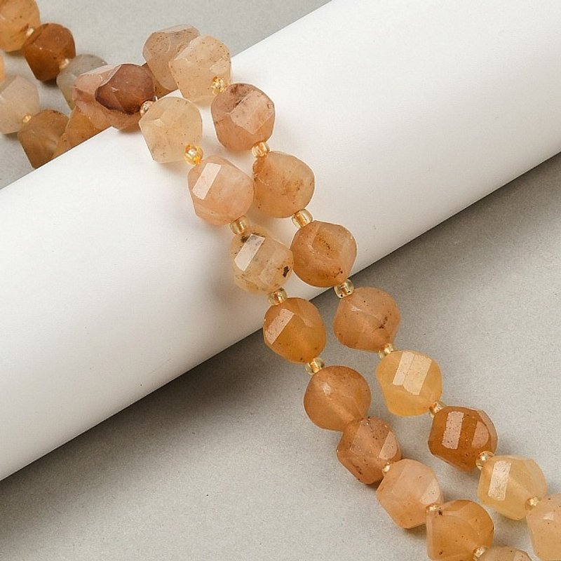 Brins de perles de jade naturel teint, torsadées facettées, brun sable — Perles à bijoux