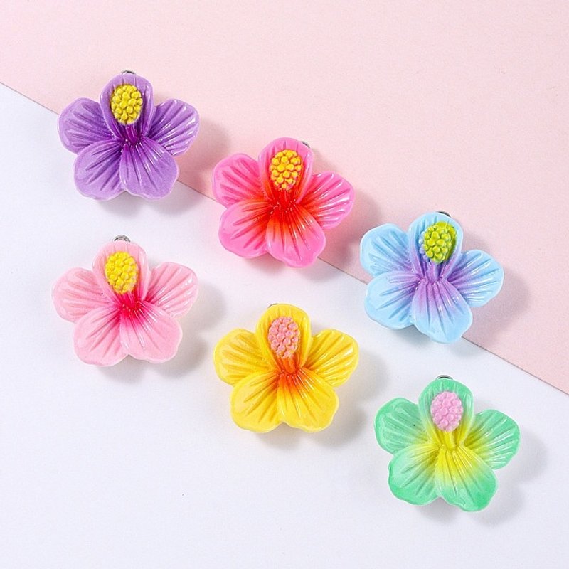 Pendentifs en résine opaque en forme de fleur avec boucle en fer platine — Breloques et pendentifs