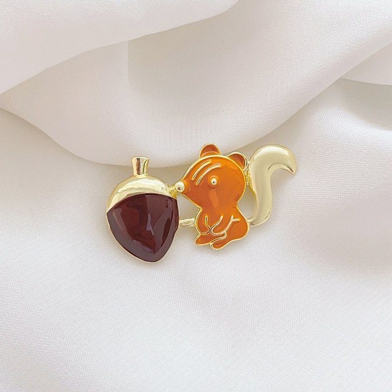 Épinglette Émaillée Écureuil avec Cône de Pin pour Sac à Dos ou Vêtements — Broches