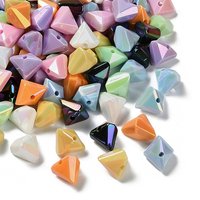 Perles acryliques opaques en plaquage UV, triangulaires, iridescentes