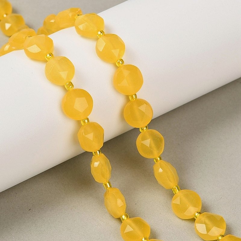 Brins de perles en jade blanc teinté avec perles de rocaille, jaune — Perles à bijoux