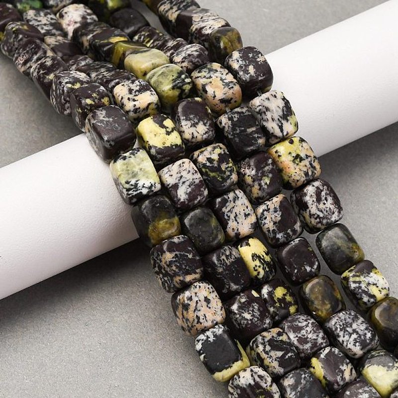 Fils de perles naturelles de turquoise jaune (jaspe), cubiques, 41pcs — Perles à bijoux