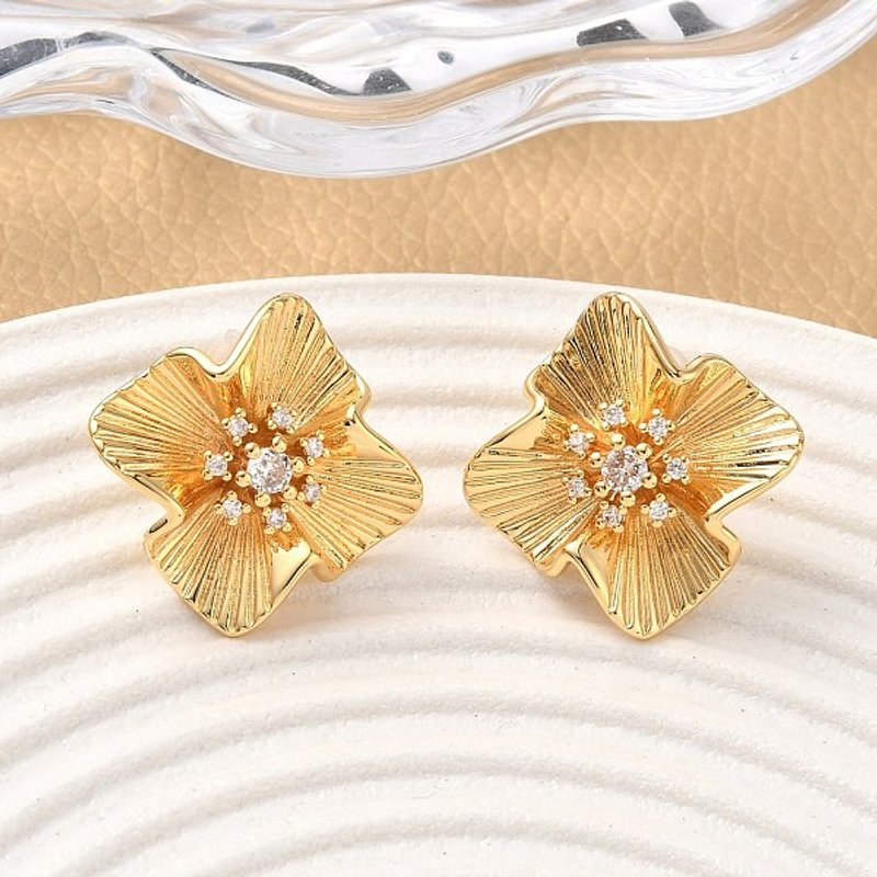 Boucles d'oreilles en laiton avec pavé micro de zircon cubique clair — Bijoux fantaisie