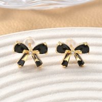 Boucles d'oreilles clou en zircon cubique micro pave en laiton, plaquées or 18K — Bijoux fantaisie