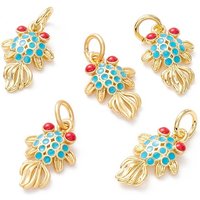 Pendentif en laiton émaillé - Poisson doré en bleu ciel — Breloques et pendentifs