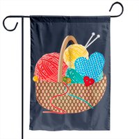 Drapeau de jardin en laine et boutons avec aiguilles à tricoter