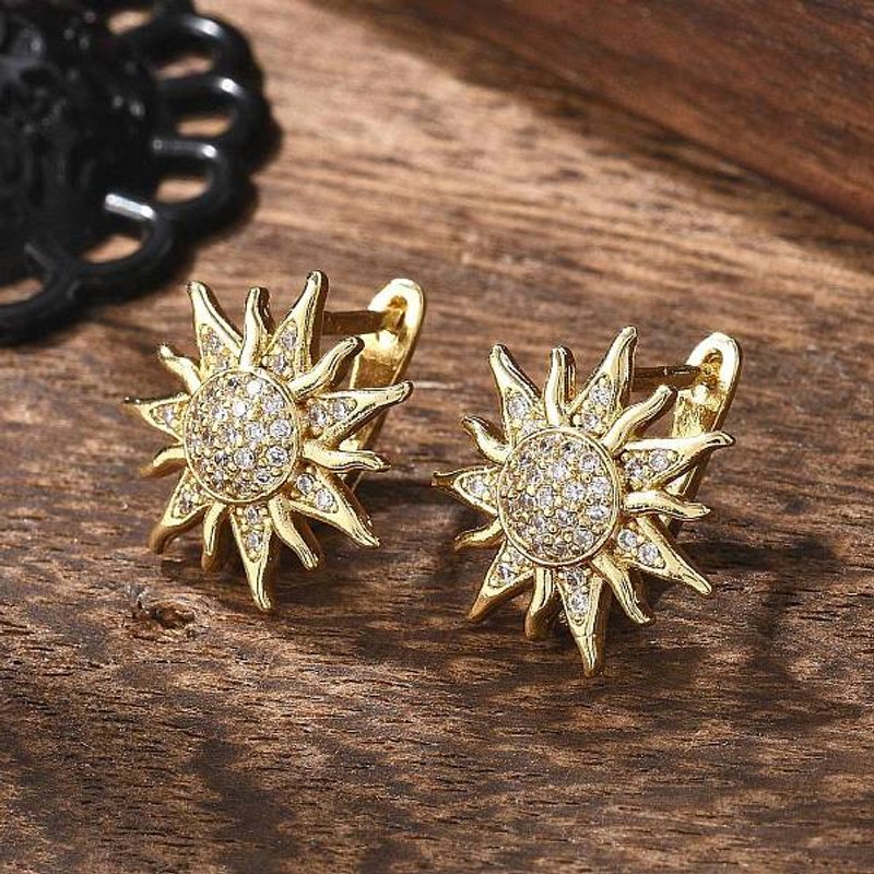 Boucles d'oreilles créoles en zircone cubique clair en forme de soleil, plaquées or 18K — Boucles d'oreilles créoles