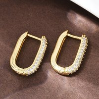 Boucles d'oreilles créoles ovales en laiton avec zircon cubique clair — Boucles d'oreilles créoles