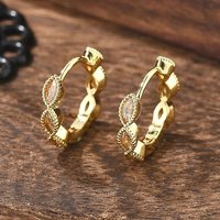 Boucles d'oreilles créoles Huggie en laiton avec zircon cubique micro pavé — Boucles d'oreilles créoles