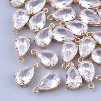 Charm en verre transparent en forme de goutte avec fixations en laiton