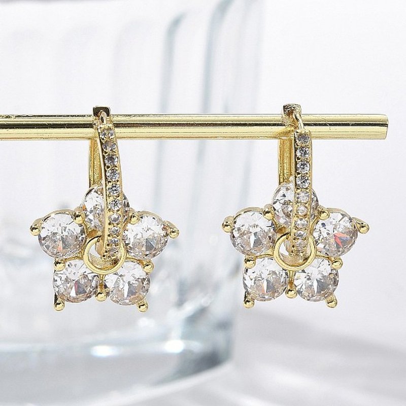 Boucles d'oreilles créoles en zircon cubique clair en forme de fleur — Boucles d'oreilles créoles
