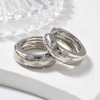 Boucles d'oreilles créoles étoile en zircon cubique clair