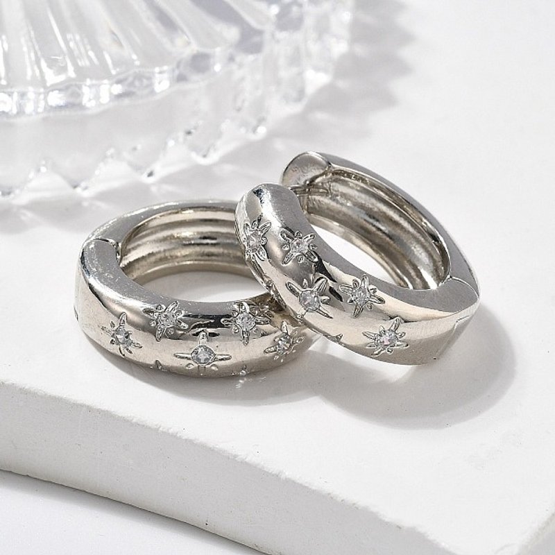 Boucles d'oreilles créoles étoile en zircon cubique clair — Boucles d'oreilles créoles