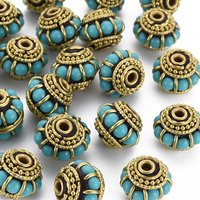Perles faites à la main d'Indonésie avec éléments en laiton, sans nickel, turquoise moyen — Perles à bijoux