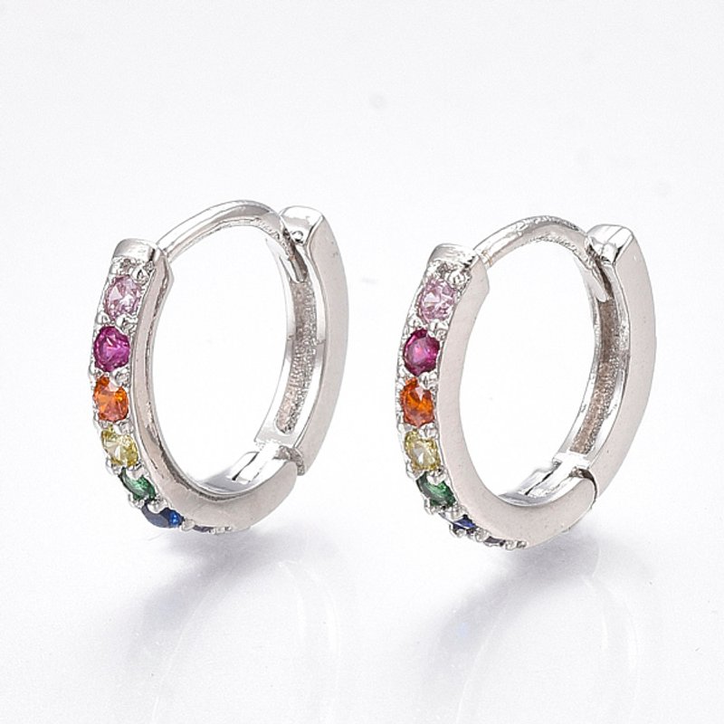 Boucles d'oreilles Huggie en laiton avec zircon cubique micro pavé — Boucles d'oreilles créoles