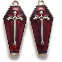 Pendentif Thème Halloween Coffre Rouge avec Croix en Or Clair — Breloques et pendentifs