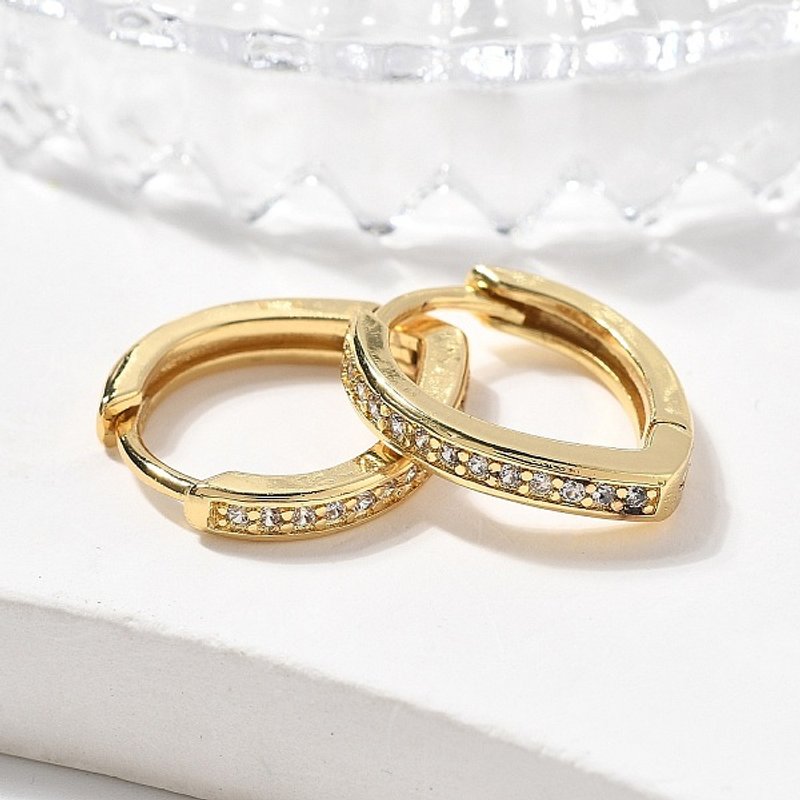 Boucles d'oreilles Huggie en laiton avec zircon cubique clair — Boucles d'oreilles créoles