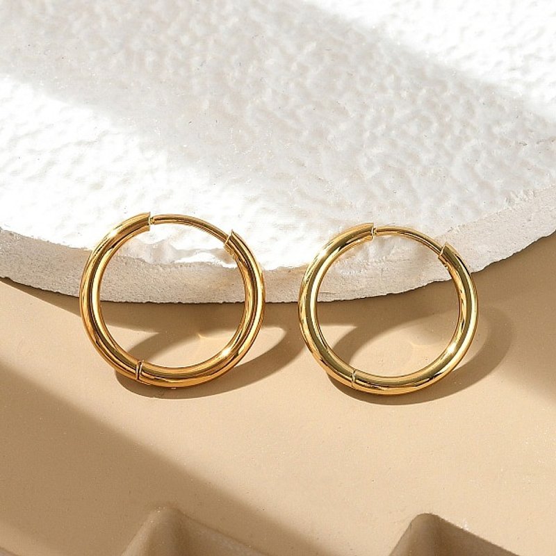 Boucles d'oreilles Huggie en acier inoxydable 304 avec plaquage PVD — Boucles d'oreilles créoles