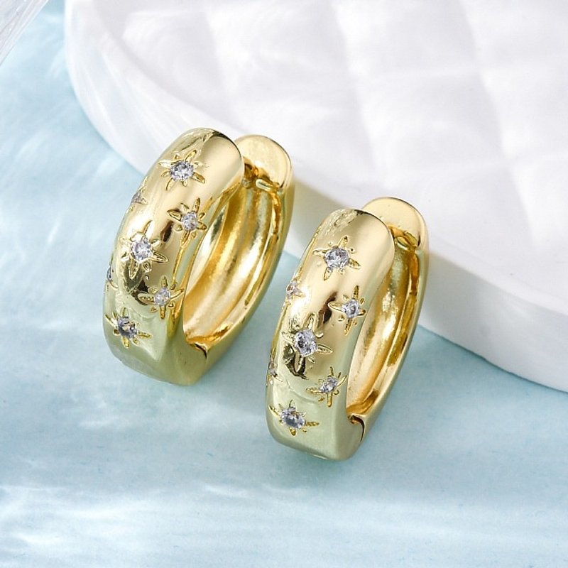 Boucles d'oreilles créoles étoile en zircon cubique, plaquées or 18K — Boucles d'oreilles créoles