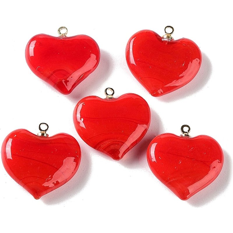 Pendentif en Verre Soufflé en Forme de Cœur avec Trouvailles en Laiton Doré — Breloques et pendentifs