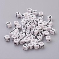 Perles Acryliques Cubes Blanches Lettre E avec Trou Horizontal