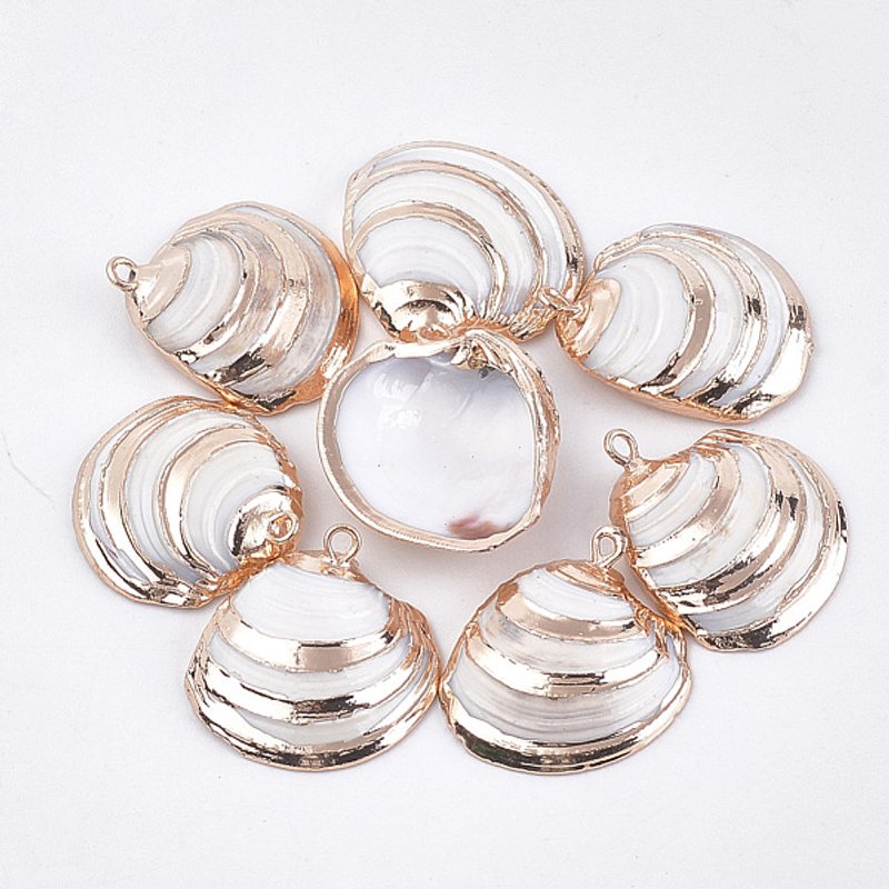 Pendentifs en Coquillage Électroplaqué avec Fixations en Fer, Couleur Dorée — Breloques et pendentifs
