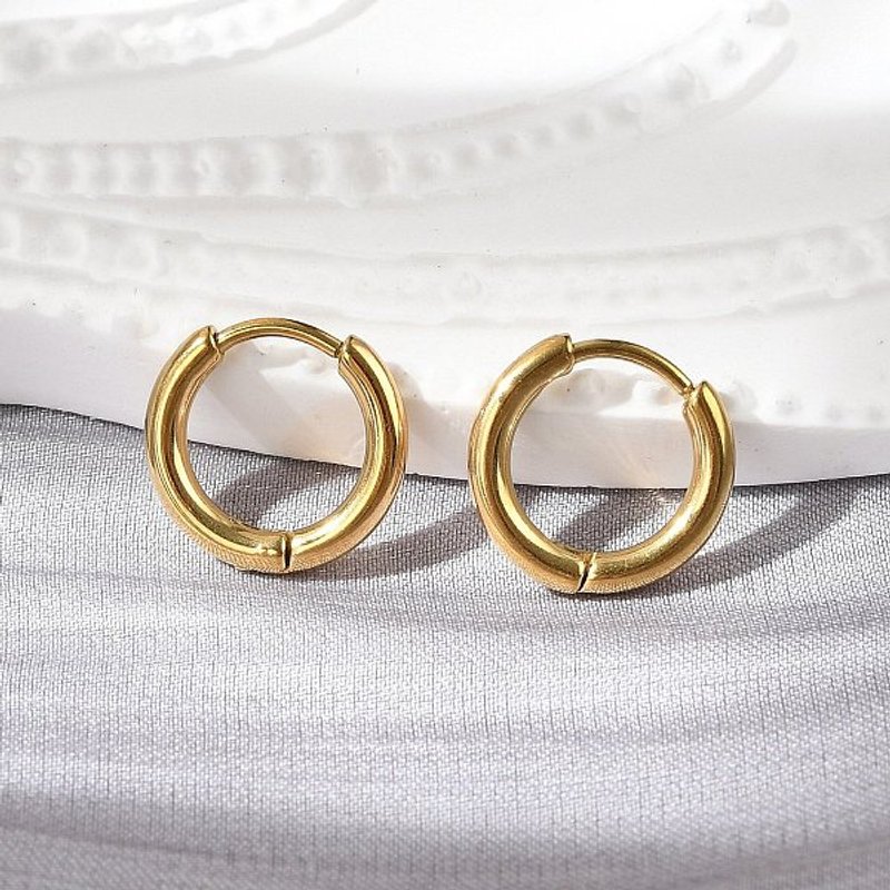 Boucles d'oreilles huggie en acier inoxydable 304 avec plaquage en or 18K — Boucles d'oreilles créoles