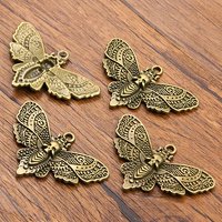 Pendentif en alliage de style tibétain - Moth avec crâne, bronze antique — Breloques et pendentifs