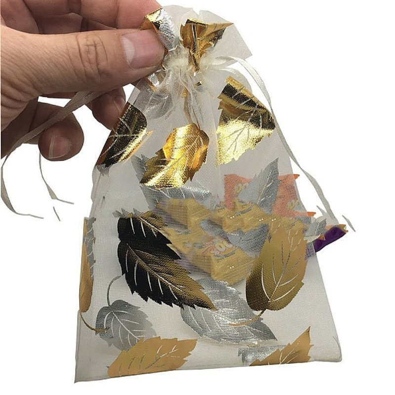 Sacs-cadeaux en organza doré imprimés de feuilles avec cordon — Rangement et présentation