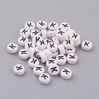 Perles Acryliques Ronde Plates avec Lettre K, Blanc & Noir