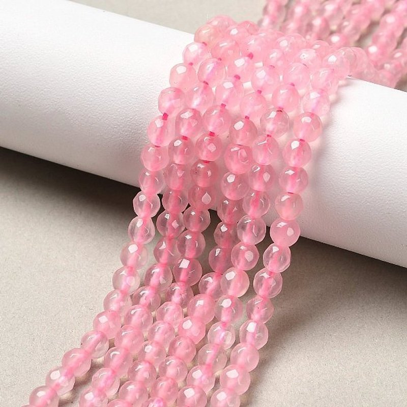 Brins de perles rondes en jade blanc teinté, facettées, roses, 4mm — Perles à bijoux