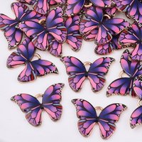 Pendentif en alliage imprimé avec émail, papillon, or clair et fuchsia — Breloques et pendentifs