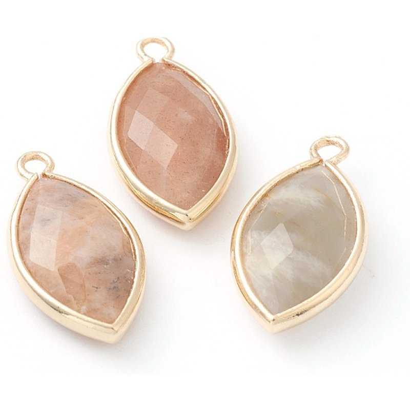 Pendentifs en Pierre de Soleil Naturelle avec Bord en Laiton Doré, Taillés — Breloques et pendentifs