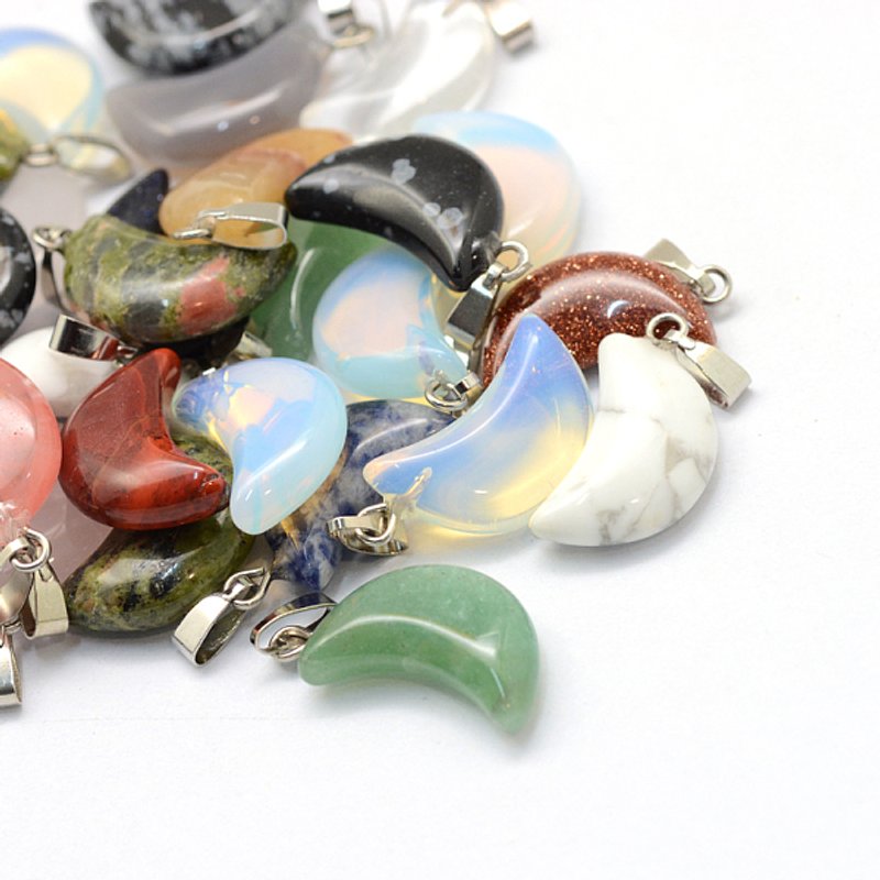 Pendants en pierres mixtes Moon avec finitions en laiton ton platine — Breloques et pendentifs