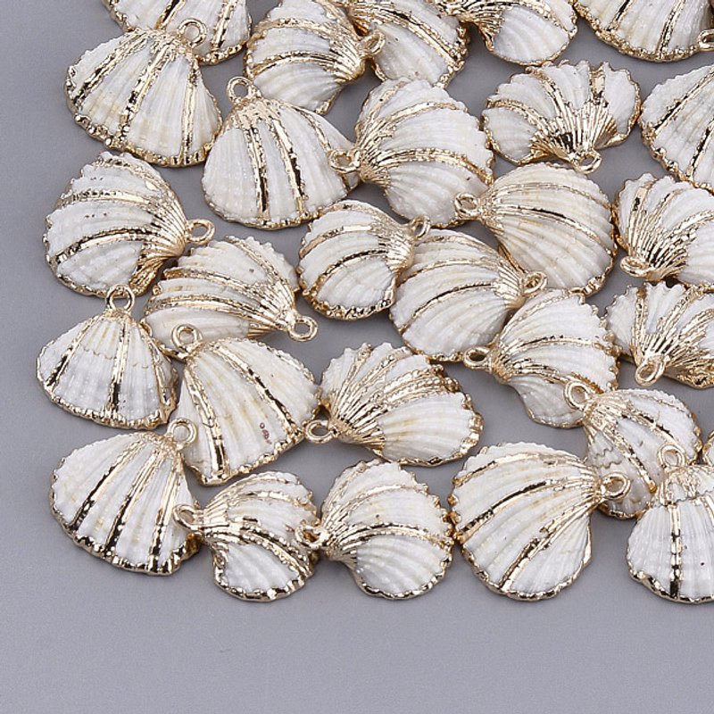 Pendentifs en Coquillage Électroplaqué avec Trouvailles en Fer en Couleur Dorée — Breloques et pendentifs