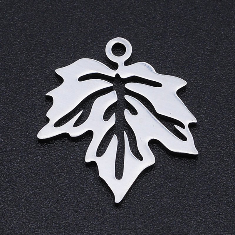 Pendentif en Acier Inoxydable 201 en Forme de Feuille d'Érable — Breloques et pendentifs