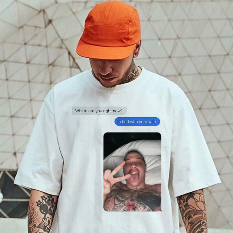 T-shirt In Bed With Your Wife - Inspiré par Pete Davidson — T-shirts pour hommes