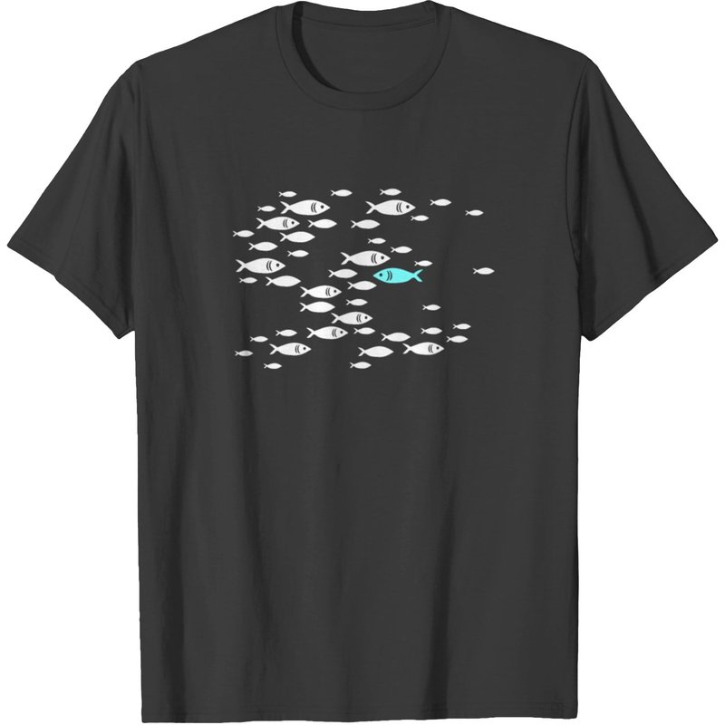 Fish Swim Against The Current In The Sea T-shirt — T-shirts pour hommes