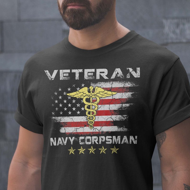 Proud Veteran Navy Corpsman American Flag Us Navy T-shirt — T-shirts pour hommes
