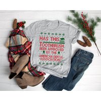 Home Alone, Christmas Shirt, Has This Toothbrush Been Approved, Christmas Movie Shirt — T-shirts pour hommes