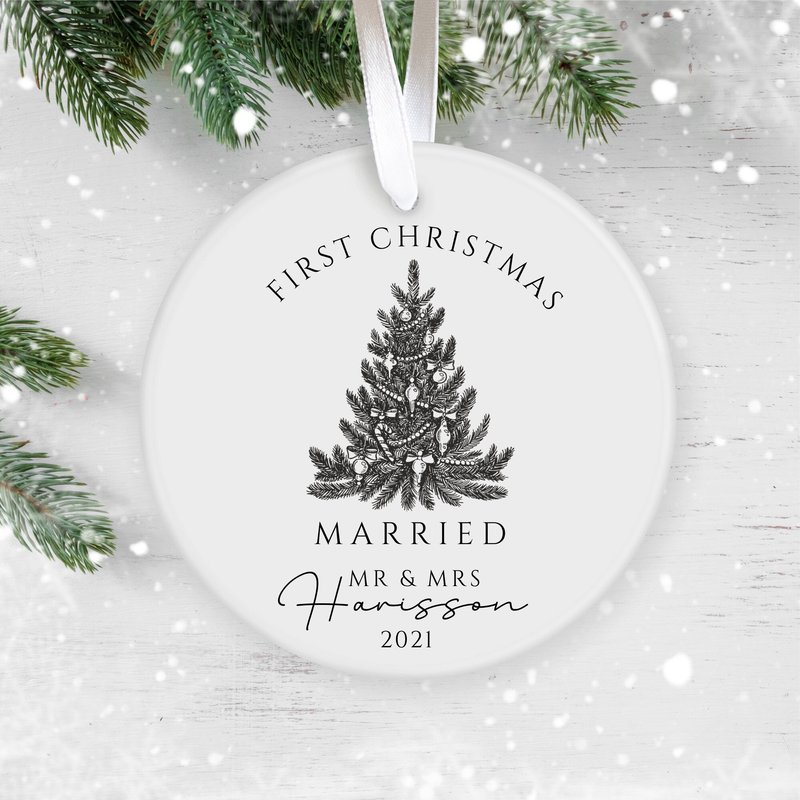 First Christmas Married Ornament 2022, Wedding Keepsake — Ornements