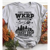 First Annual Wkrp Thanksgiving Day Turkey Drop T Shirt — T-shirts pour hommes