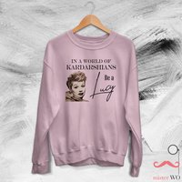 In A World Of Kardashians Be A Lucy Sweatshirt Funny Saying Shirt Be A Lucy Sweatshirt — Sweats à capuche pour hommes