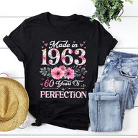 60th Birthday Shirt, Made In 1963 60 Years Of Perfection Women T-shirt, Floral Sweatshirt, Custom Birthday Gift For Wife Mom Ladies — T-shirts pour hommes