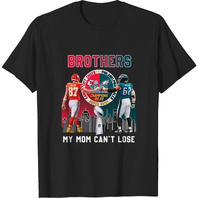 Travis Kelce Vs Jason Kelce Brothers My Mom Cant Lose Signatures Shirt — T-shirts pour hommes