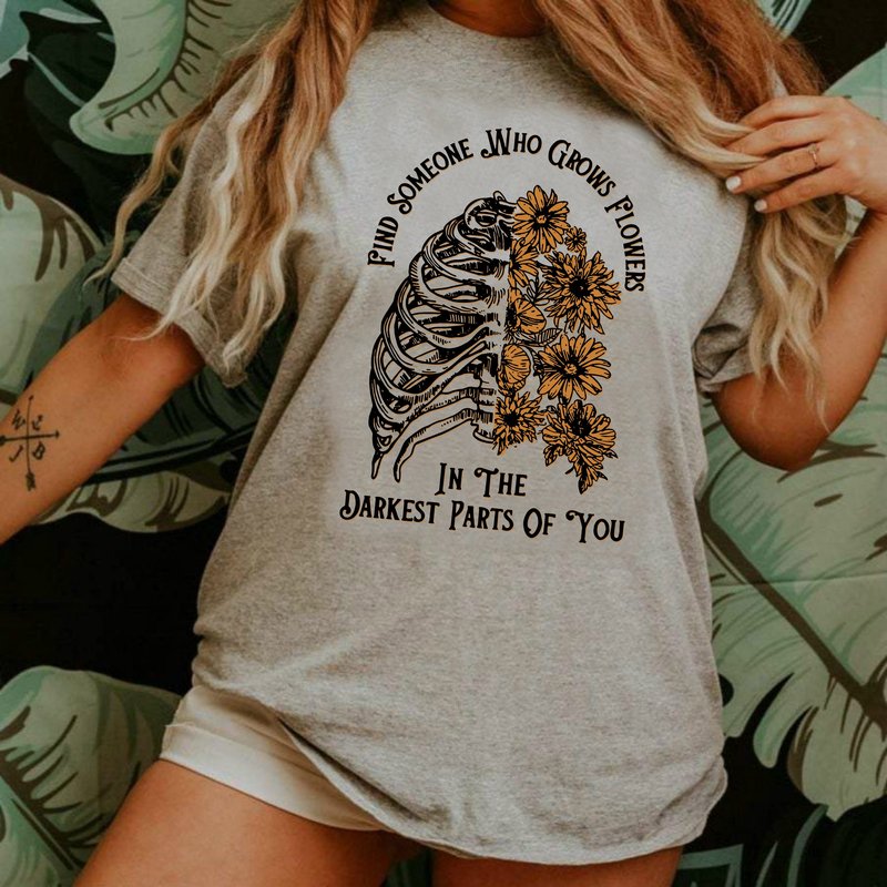 Find Someone Who Grows Flowers In The Darkest Parts Of You T-shirt — T-shirts pour hommes