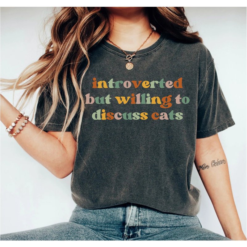 Introverted But Willing To Discuss Cats Cat Mom Shirt — T-shirts pour hommes